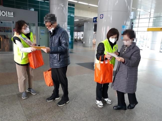 의정부시(시장 김동근) 가능동주민센터(동장 조지현)는 3월 9일(목) 가능역에서 복지 사각지대 집중발굴 홍보 캠페인을 펼쳤다.
